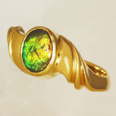 18k Yellow Gold Ring with a BLACK OPAL Rare perfect Chinese Writing pattern, copper orange to green